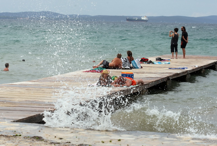 Zadar, 240711.
Oblacno vrijeme, hladni vjetar i valovi dovoljan su razlog sto nema ljudi na zadarskim plazama.
Na slici: rijetki kupaci na plazi Borik.
Foto: Vladimir Ivanov / CROPIX Zadar, 240711.
Oblacno vrijeme, hladni vjetar i valovi dovoljan su razlog sto nema ljudi na zadarskim plazama.
Na slici: rijetki kupaci na plazi Borik.
Foto: Vladimir Ivanov / CROPIX