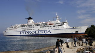 Kornati, Otok Sit, 261009 .
Putnicki brod Marko Polo nasukao se prekjucer unutar otoka Sita na sjeverozapadnoj strani. 
Marko Polo je provom zaorao barem desetak metara u kopno, srusio morske stijene i raslinje, probio zid ograde obitelji Kovacev i zausta