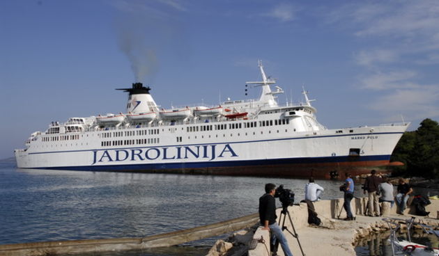 Kornati, Otok Sit, 261009 .
Putnicki brod Marko Polo nasukao se prekjucer unutar otoka Sita na sjeverozapadnoj strani. 
Marko Polo je provom zaorao barem desetak metara u kopno, srusio morske stijene i raslinje, probio zid ograde obitelji Kovacev i zausta