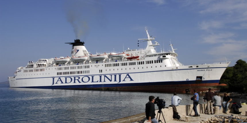 Kornati, Otok Sit, 261009 .
Putnicki brod Marko Polo nasukao se prekjucer unutar otoka Sita na sjeverozapadnoj strani.
Marko Polo je provom zaorao barem desetak metara u kopno, srusio morske stijene i raslinje, probio zid ograde obitelji Kovacev i zausta Kornati, Otok Sit, 261009 .
Putnicki brod Marko Polo nasukao se prekjucer unutar otoka Sita na sjeverozapadnoj strani.
Marko Polo je provom zaorao barem desetak metara u kopno, srusio morske stijene i raslinje, probio zid ograde obitelji Kovacev i zausta