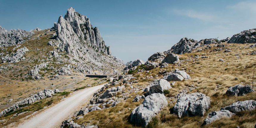 Majstorska cesta preko velebitskog prijevoja Mali Alan