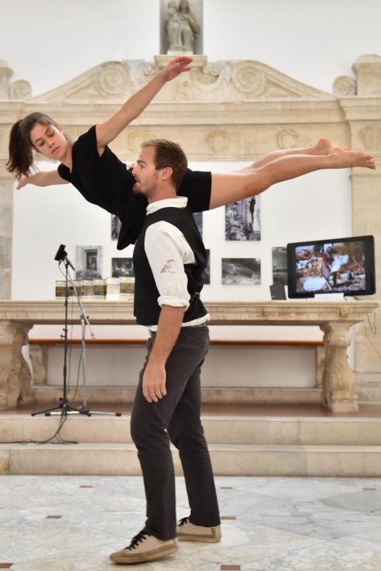 U lozi Narodnog muzeja otvorena je izlozba plakata, fotografija i kostima Zadarskog plesnog ansambla, najstarijeg ansambla suvremenog plesa u Dalmaciji. Izlozba je vezana uz proslavu Dana obrane grada Zadra i 25. godisnjice od osnutka Zadarskog plesnog an