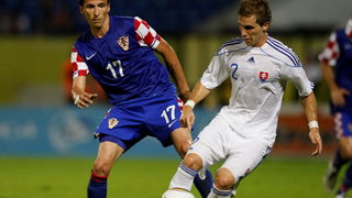 Bratislava, Slovacka, 110810.
Stadion Pasienky.
Medjunarodna  prijateljska nogometna utakmica 
Slovacka – Hrvatska.
Na fotografiji: Mario Mandzukic i Peter Pekarik.
Foto: Ronald Gorsic / CROPIX