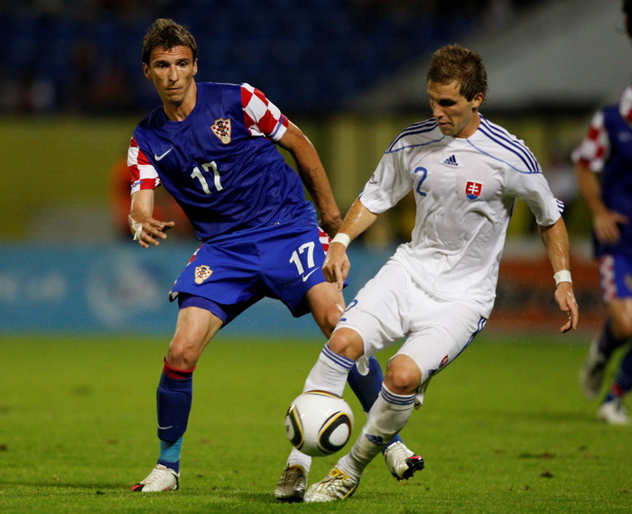 Bratislava, Slovacka, 110810.
Stadion Pasienky.
Medjunarodna  prijateljska nogometna utakmica 
Slovacka – Hrvatska.
Na fotografiji: Mario Mandzukic i Peter Pekarik.
Foto: Ronald Gorsic / CROPIX