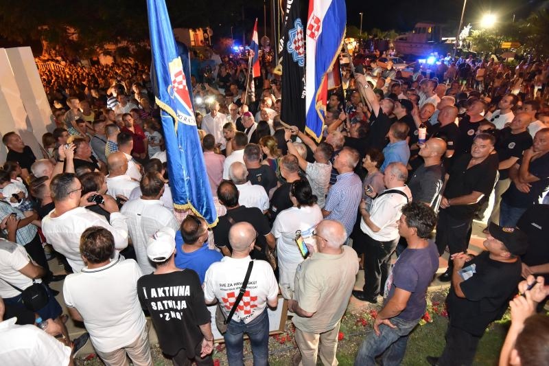 U Dragama otkriven spomenik Miru Barešiću. Photo: Dino Stanin/PIXSELL