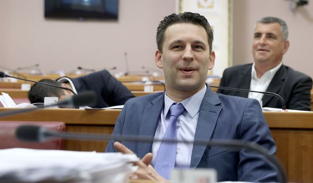 Božo Petrov nasmijan došao na sjednicu