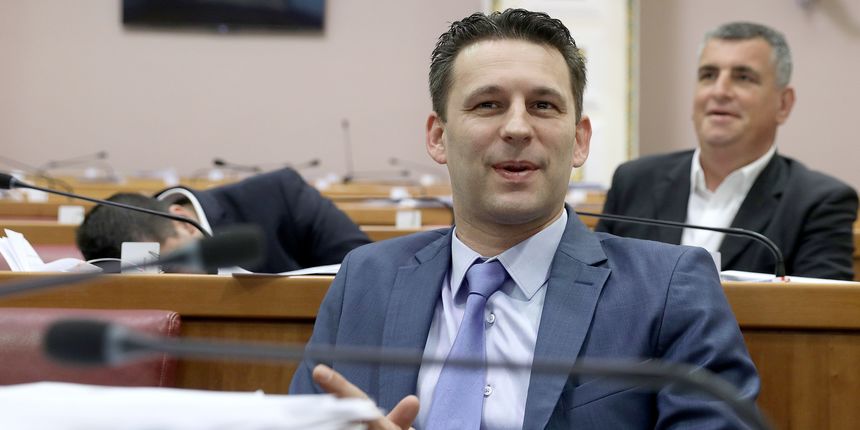 Božo Petrov nasmijan došao na sjednicu