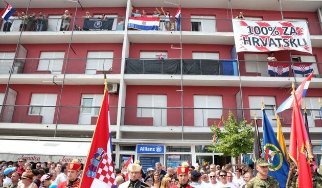 05.08.2015., Knin – Svecano obiljezavanje Dana pobjede i domovinske zahvalnosti, Dana hrvatskih branitelja te 20. obljetnice vojno-redarstvene akcije Oluja. Ispred Spomenika hrvatske pobjede Oluja 95 na Trgu Ante Starcevica polozeni su vijenci i zapaljene