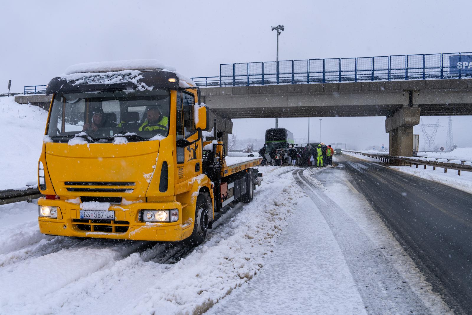 Lančani sudar autobusa i pet automobila kod Gospića