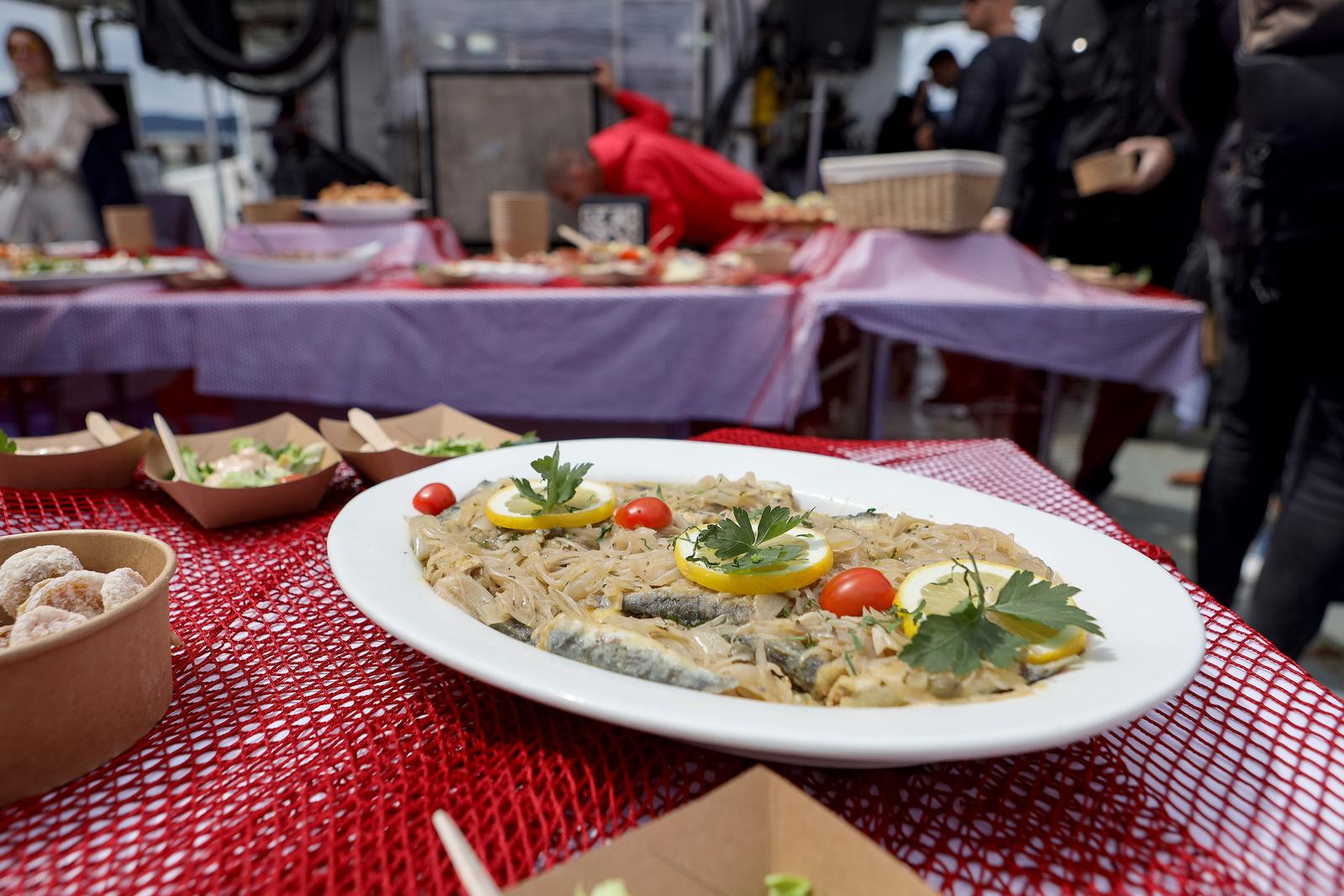 Ekološka manifestacija “Uz more, za more: zelena misija za održivu budućnost Hrvatske” održala se danas na plivarici Škoda koja je jutros u 11 sati isplovila iz zadarske luke Gaženica prema Ugljanu gdje će se provela akcija izvlačenja odbačenih ribarskih Ekološka manifestacija “Uz more, za more: zelena misija za održivu budućnost Hrvatske” održala se danas na plivarici Škoda koja je jutros u 11 sati isplovila iz zadarske luke Gaženica prema Ugljanu gdje će se provela akcija izvlačenja odbačenih ribarskih