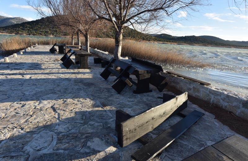 Zaledilo Vransko jezero u lučici na Prosici