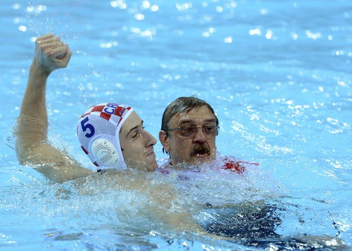 London, 120812.
Vaterpolo Arena.
Hrvatska muska vaterpolo reprezentacija igra finalnu utakmicu protiv Italije tijekom Olimpijskih Igara u Londonu.
Na fotografiji: Hrvatska je osvojila zlatnu medalju, izbornik Ratko Rudic i Marko Jokovic u bazenu.
Foto: Dr London, 120812.
Vaterpolo Arena.
Hrvatska muska vaterpolo reprezentacija igra finalnu utakmicu protiv Italije tijekom Olimpijskih Igara u Londonu.
Na fotografiji: Hrvatska je osvojila zlatnu medalju, izbornik Ratko Rudic i Marko Jokovic u bazenu.
Foto: Dr