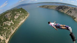 30.06.2013., Zadar – Povodom ulaska Republike Hrvatske u Europsku uniju mladic i djevojka skocili su s Maslenickog mosta sa zastavom Europske unije, dok je mladi Britanac skocio sa hrvatskom zastavom. Photo: Filip Brala/PIXSELL Autor  Filip Brala/PIXSEL