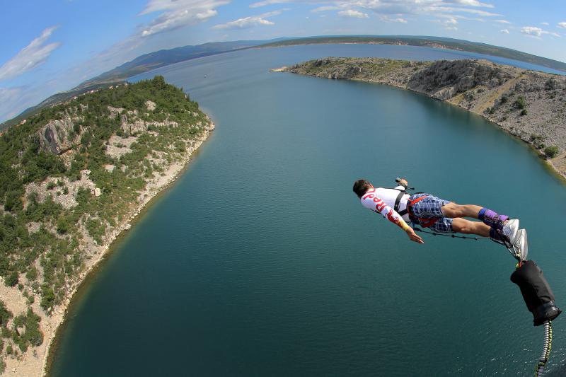 30.06.2013., Zadar – Povodom ulaska Republike Hrvatske u Europsku uniju mladic i djevojka skocili su s Maslenickog mosta sa zastavom Europske unije, dok je mladi Britanac skocio sa hrvatskom zastavom. Photo: Filip Brala/PIXSELL Autor  Filip Brala/PIXSEL
