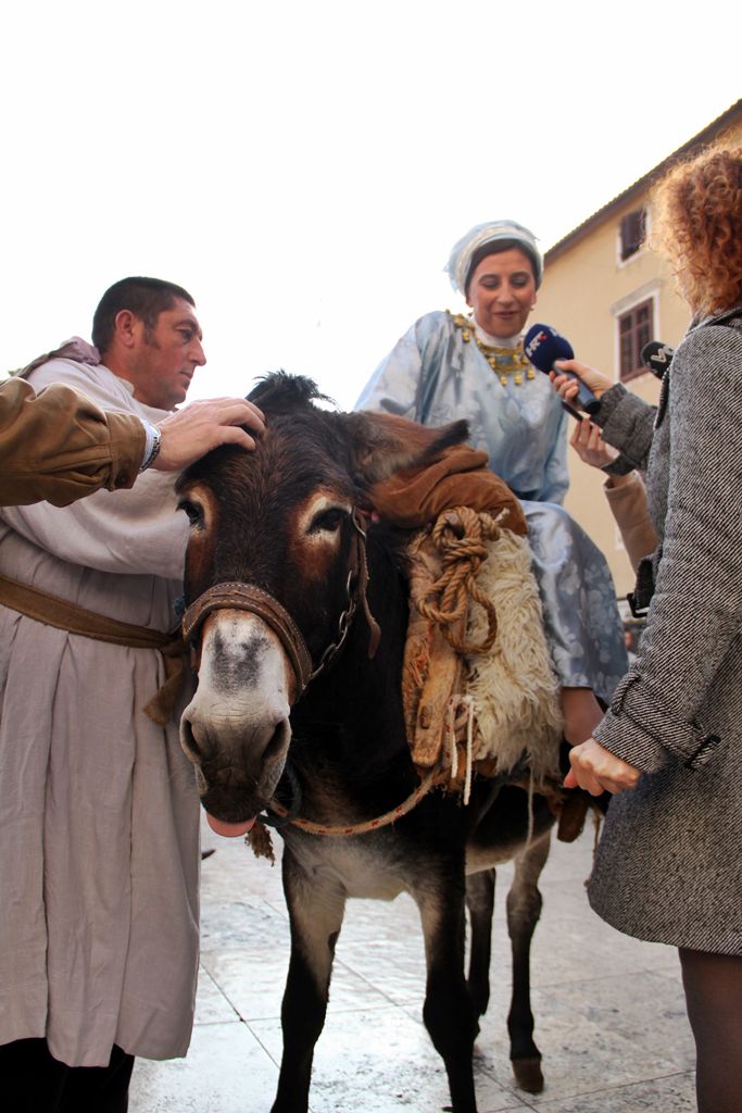Sveta Luce oduševila mališane u gradu