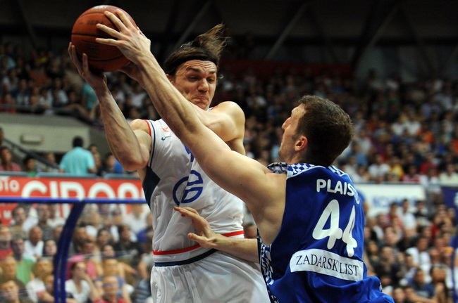 Zagreb, 100610.
Savska cesta 30, kosarkaski centar Drazen Petrovic, seniori, susret KK Cibona i KK Zadar, 5. odlucujuca utakmica za naslov prvaka Hrvatske.
Na slici: Robert Troha, Trent Plaisted.
Foto: Damir Krajac / CROPIX Zagreb, 100610.
Savska cesta 30, kosarkaski centar Drazen Petrovic, seniori, susret KK Cibona i KK Zadar, 5. odlucujuca utakmica za naslov prvaka Hrvatske.
Na slici: Robert Troha, Trent Plaisted.
Foto: Damir Krajac / CROPIX