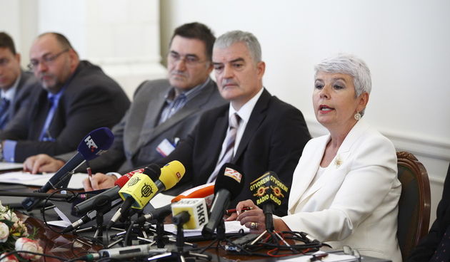 Zagreb, 170811.
Markov trg.
Banski dvori.
Predsjednica Vlade Republike Hrvatske Jadranka Kosor sastala se s celnicima banaka zbog rjesavanja problema oko franacke krize.
Na slici: Bozo Prka, Jadranka Kosor, Lukovic Franjo i Zdenko Adrovic.
Foto: Goran Meh