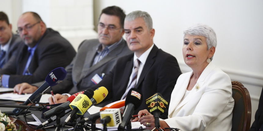 Zagreb, 170811.
Markov trg.
Banski dvori.
Predsjednica Vlade Republike Hrvatske Jadranka Kosor sastala se s celnicima banaka zbog rjesavanja problema oko franacke krize.
Na slici: Bozo Prka, Jadranka Kosor, Lukovic Franjo i Zdenko Adrovic.
Foto: Goran Meh