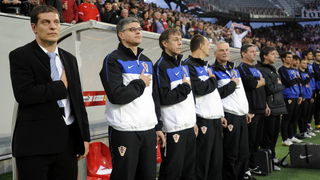 Klagenfurt, 190510.
Prijateljska nogometna utakmica na stadionu Hypo Group Arena izmedju reprezentacija Austrije i Hrvatske.
Na slici: izbornik Slaven Bilic, strucni stozer i rezervni igraci na klupi tokom himne.
Foto: Drago Sopta / CROPIX