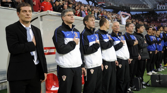 Klagenfurt, 190510.
Prijateljska nogometna utakmica na stadionu Hypo Group Arena izmedju reprezentacija Austrije i Hrvatske.
Na slici: izbornik Slaven Bilic, strucni stozer i rezervni igraci na klupi tokom himne.
Foto: Drago Sopta / CROPIX
