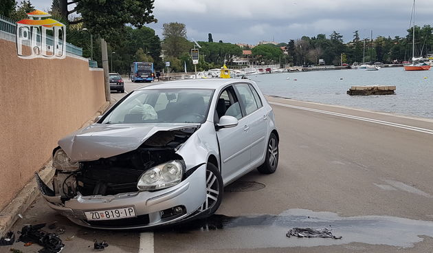 Golfom se izvrtio i zabio u zid na Obali kneza Trpimira