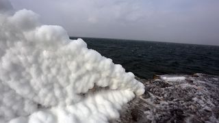 Zaleđeno more i čudesne ledene skulpture na senjskoj rivi