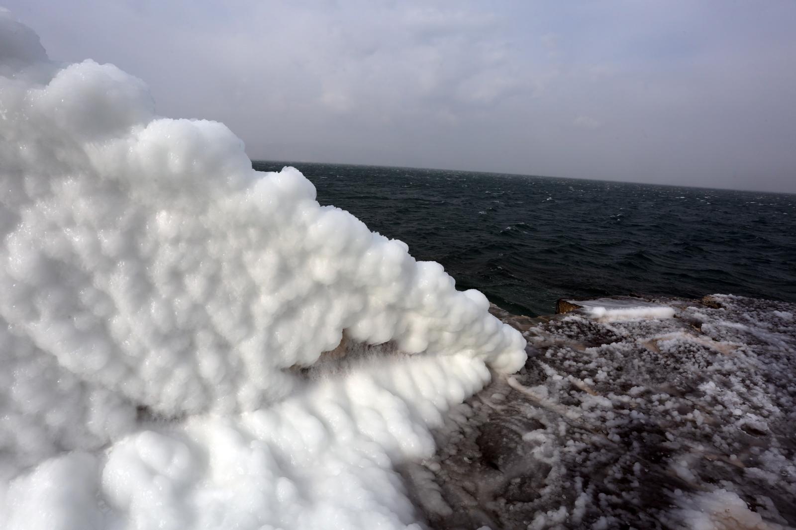 Zaleđeno more i čudesne ledene skulpture na senjskoj rivi