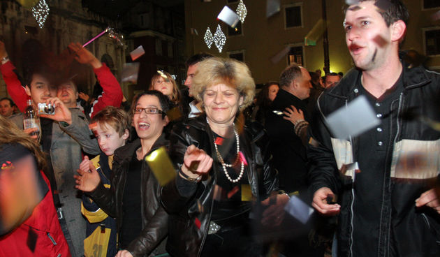 Docek Nove godine u Zadru organiziran je u staroj gradskoj jezgri na poluotoku. Na cetiri glavna gradska punkta – Narodnom trgu, Forumu, Kalelargi i u Varosu – postavljene su bine na kojima su nastupali uglavnom lokalni izvodjaci. Foto: Branislav Grgurovi