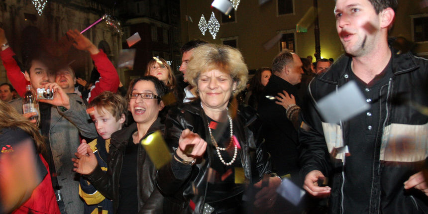 Docek Nove godine u Zadru organiziran je u staroj gradskoj jezgri na poluotoku. Na cetiri glavna gradska punkta – Narodnom trgu, Forumu, Kalelargi i u Varosu – postavljene su bine na kojima su nastupali uglavnom lokalni izvodjaci. Foto: Branislav Grgurovi