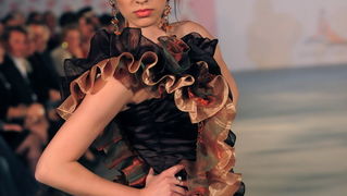 Skopje, Makedonija, 301010.
Sinoc je poceo ‘fashion weekend’ u Skopju. Na otvaranju
‘fashion weekend’-a revijom se predstavila poznata makedonska dizajnerica Elena Luka.
Na slici: lijepe manekenke su nosile modele u baroknom stilu.
Foto: Maja Zlatevska / Skopje, Makedonija, 301010.
Sinoc je poceo ‘fashion weekend’ u Skopju. Na otvaranju
‘fashion weekend’-a revijom se predstavila poznata makedonska dizajnerica Elena Luka.
Na slici: lijepe manekenke su nosile modele u baroknom stilu.
Foto: Maja Zlatevska /