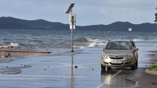 Orkanski Lebić bacao barke po cesti. Foto: Dino Stanin/PIXSELL