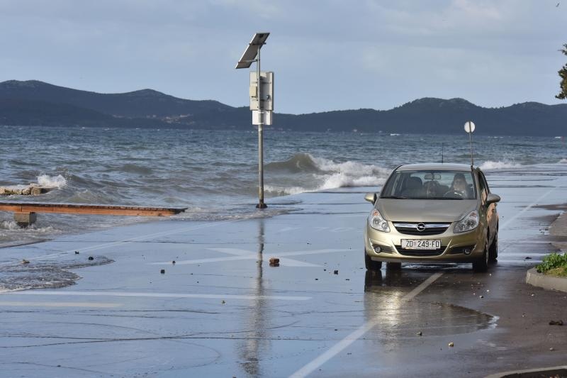 Orkanski Lebić bacao barke po cesti. Foto: Dino Stanin/PIXSELL
