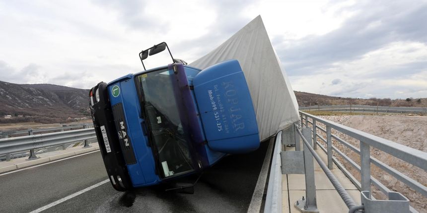 prevrnuti kamion prevrnuti kamion