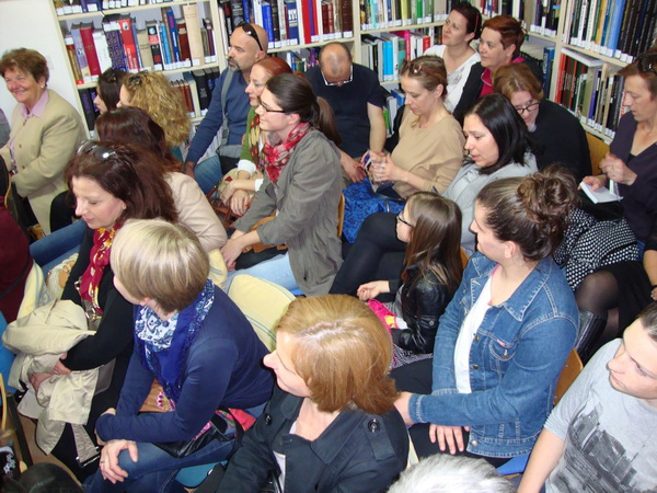 Anita Šupe predstavila knjigu “Istine i laži o hrani” u prepunoj biogradskoj Gradskoj knjižnici. Foto: Gordana Šarić Anita Šupe predstavila knjigu “Istine i laži o hrani” u prepunoj biogradskoj Gradskoj knjižnici. Foto: Gordana Šarić