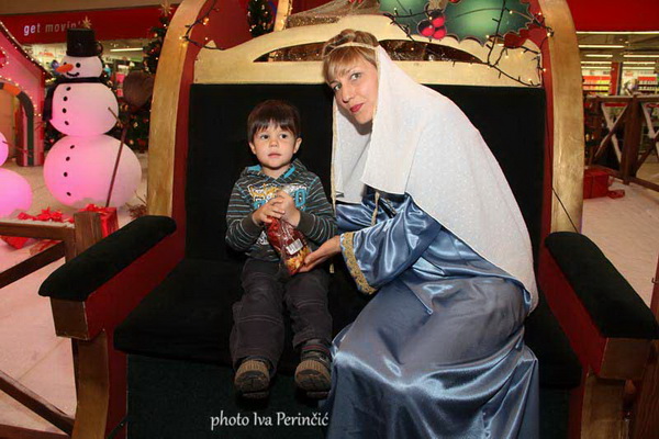 Sv. Luce razveselila mališane u Supernova centru, Foto: Iva Perinčić Sv. Luce razveselila mališane u Supernova centru, Foto: Iva Perinčić