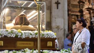 Velik broj vjernika sudjelovalo u procesiji u kojoj je nošeno tijelo Leopolda Bogdana Mandića od crkve Gospe od zdravlja do katedrale sv. Stošije Velik broj vjernika sudjelovalo u procesiji u kojoj je nošeno tijelo Leopolda Bogdana Mandića od crkve Gospe od zdravlja do katedrale sv. Stošije