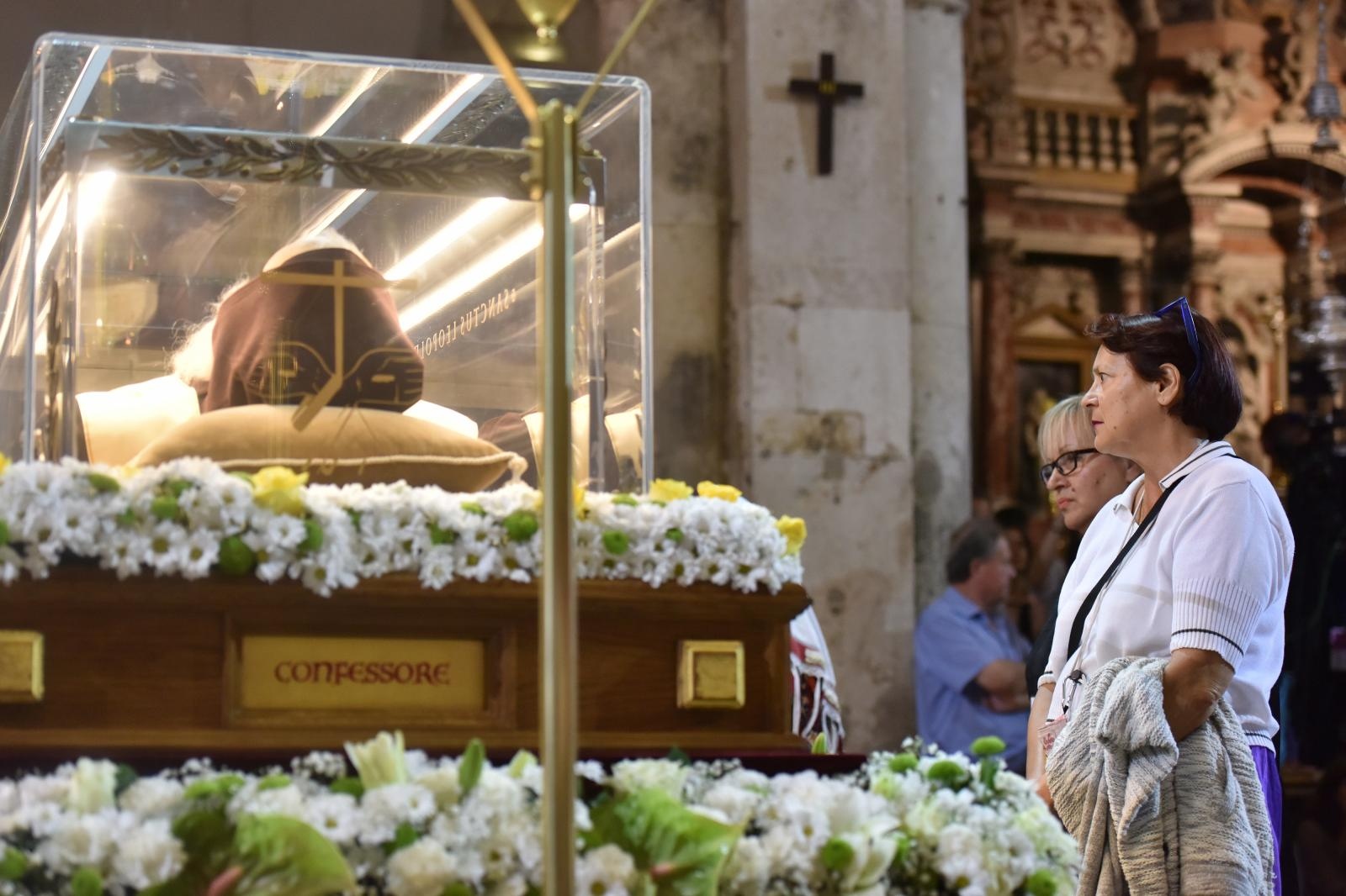 Velik broj vjernika sudjelovalo u procesiji u kojoj je nošeno tijelo Leopolda Bogdana Mandića od crkve Gospe od zdravlja do katedrale sv. Stošije Velik broj vjernika sudjelovalo u procesiji u kojoj je nošeno tijelo Leopolda Bogdana Mandića od crkve Gospe od zdravlja do katedrale sv. Stošije