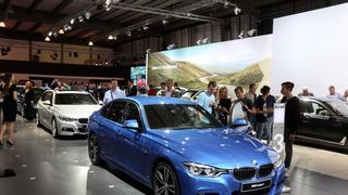 Posjetitelji razgledavaju modele automobila na Zagreb Auto Showu  koji se održava na zagrebačkom Velesajmu.  Photo: Borna Filić/PIXSELL