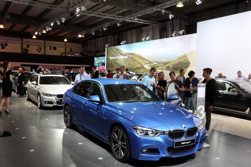 Posjetitelji razgledavaju modele automobila na Zagreb Auto Showu  koji se održava na zagrebačkom Velesajmu.  Photo: Borna Filić/PIXSELL