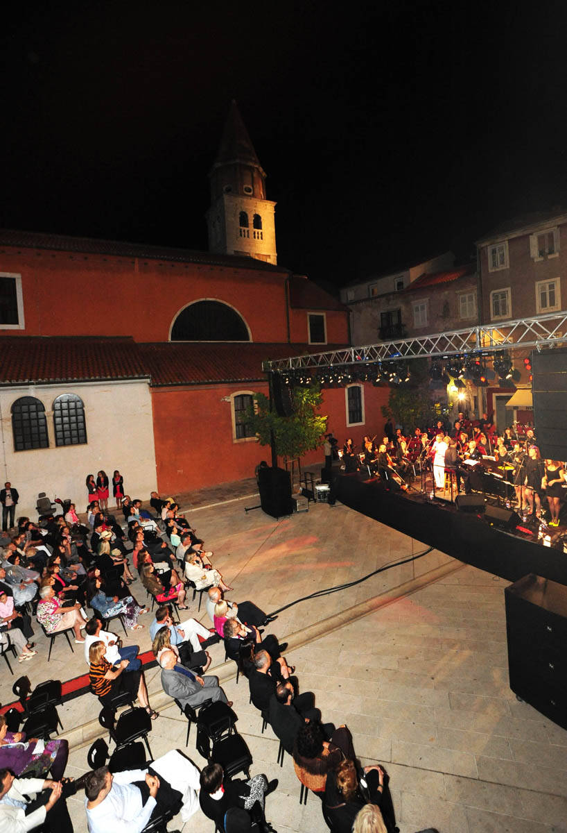 Zadar, 28.06.2013. snimio: Nenad Marčev, 
19. Zadarsko kazališno ljeto 
Zagrebačka filharmonija 
SALSA FILARMÓNICA 
Dirigent: Alan Bjelinski 
Nastupili: Ricardo Luque 
Olvido Ruiz Castellanos (Kuba) 
Poljana Šime Budinića