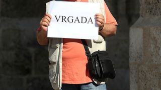 Otočani Markov trg pretvorili u plažu Otočani Markov trg pretvorili u plažu