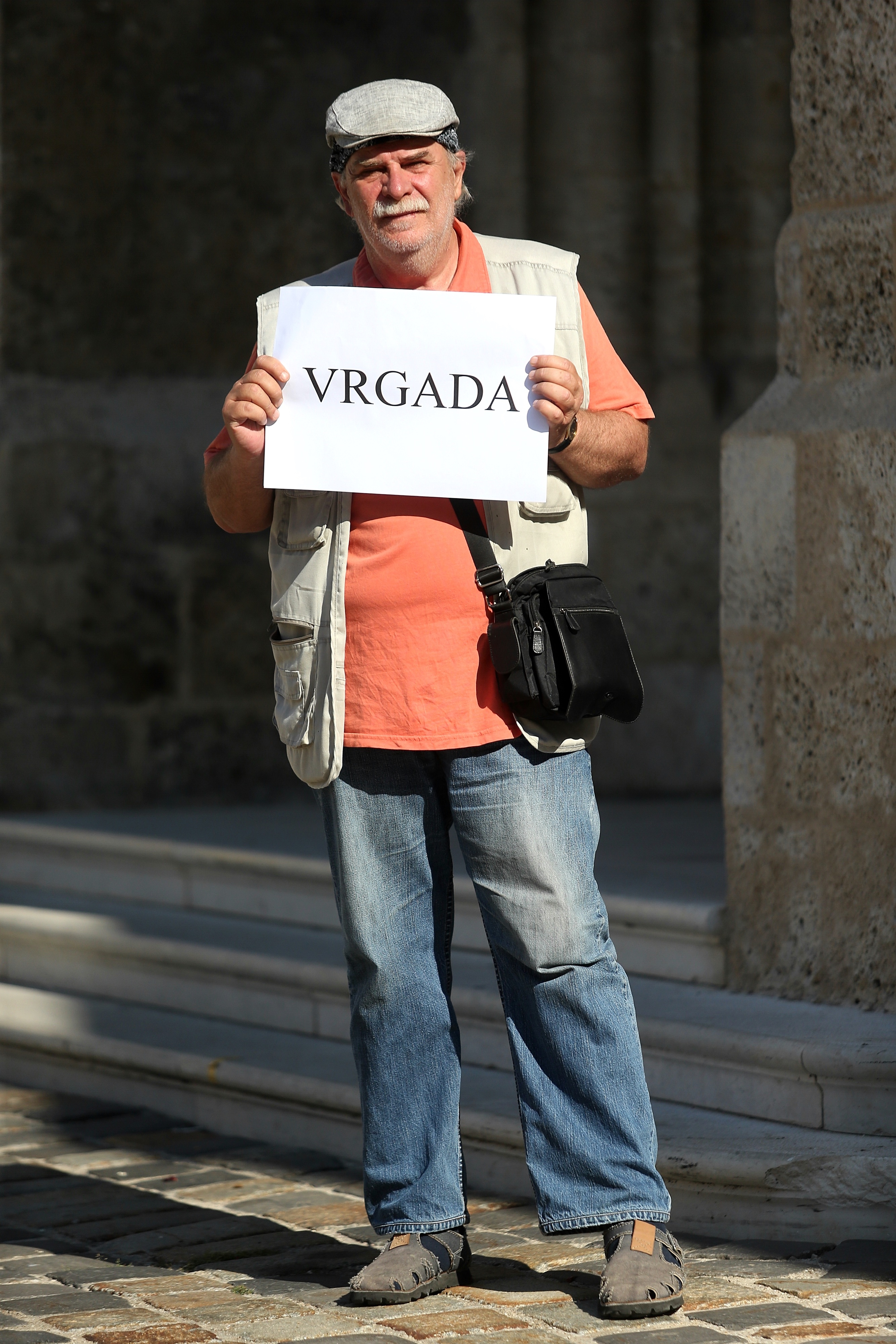 Otočani Markov trg pretvorili u plažu Otočani Markov trg pretvorili u plažu