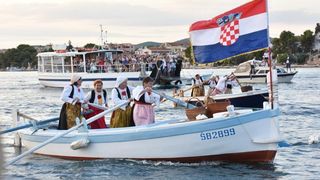 Krapanj: Održana tradicionalna ženska regata gajeta na vesla. Photo: Hrvoje Jelavić/PIXSELL Krapanj: Održana tradicionalna ženska regata gajeta na vesla. Photo: Hrvoje Jelavić/PIXSELL
