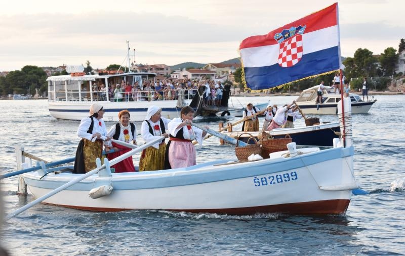 Krapanj: Održana tradicionalna ženska regata gajeta na vesla. Photo: Hrvoje Jelavić/PIXSELL Krapanj: Održana tradicionalna ženska regata gajeta na vesla. Photo: Hrvoje Jelavić/PIXSELL