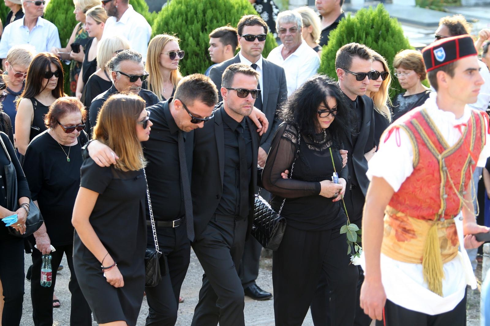 Posljednji ispraćaj Olivera Dragojevića na groblju Sveti Roko u Veloj Luci Posljednji ispraćaj Olivera Dragojevića na groblju Sveti Roko u Veloj Luci