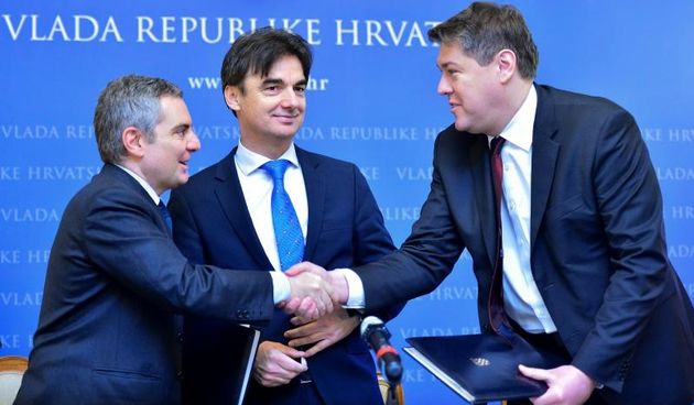 Ministar financija Boris Lalovac i potpredsjednik Europske invensticijske banke Dario Scannapieco potpisuju Ugovor o financiranju izmedju Republike Hrvatske i Europske investicijske banke za projekt nacionalnog sufinanciranja EU fondova. Photo: Marko Prpi