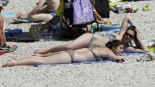 Brela, Makarska, 030711.
Prvi srpanjski vikend i prave ljetne vrucine doveli su veliki broj turista na Makarsku rivijeru. Plaze su prepune kupaca koji uzivaju u suncanju i kupanju.
Na slici: Kupaci na plazi Punta rata u Brelima.
Foto: Ivo Ravlic / CROPIX Brela, Makarska, 030711.
Prvi srpanjski vikend i prave ljetne vrucine doveli su veliki broj turista na Makarsku rivijeru. Plaze su prepune kupaca koji uzivaju u suncanju i kupanju.
Na slici: Kupaci na plazi Punta rata u Brelima.
Foto: Ivo Ravlic / CROPIX