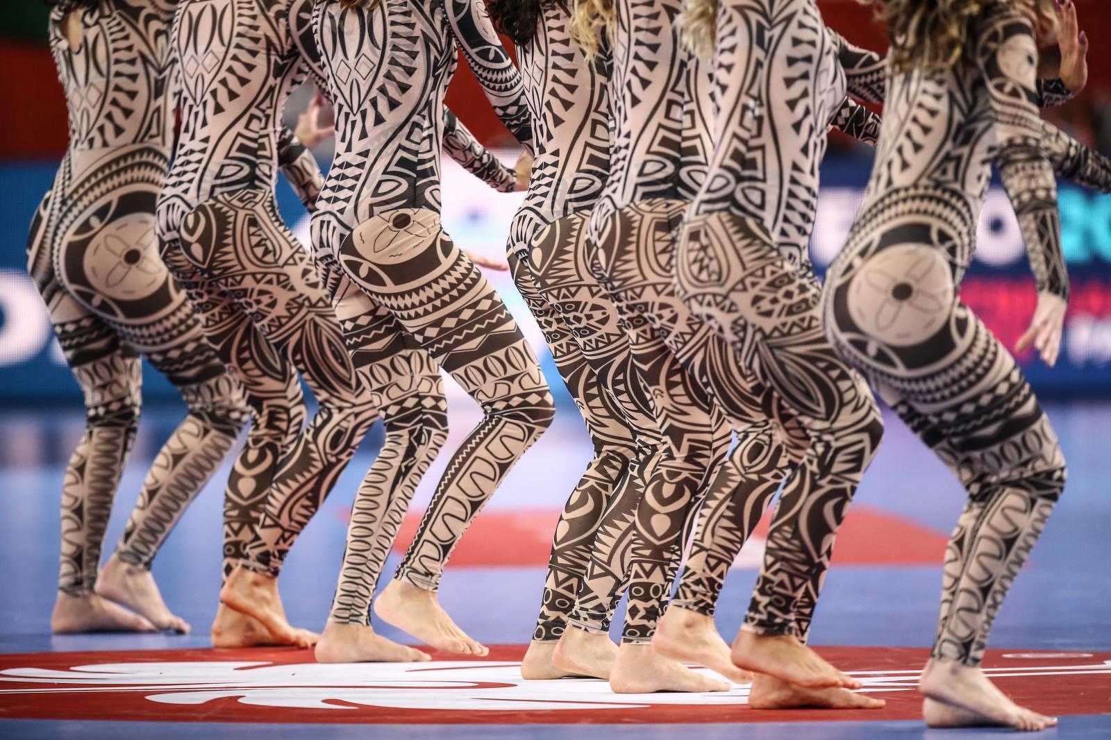 Plesačice zabavljale gledatelje na utakmici Danske i Mađarske