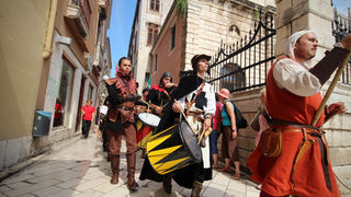 Vitezovi vranski na Narodnom trgu (foto:Saša Čuka) Vitezovi vranski na Narodnom trgu (foto:Saša Čuka)