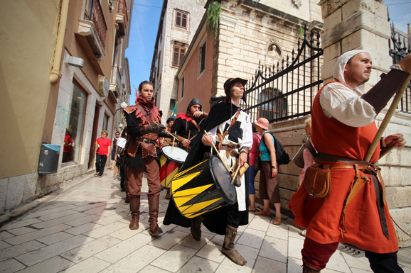 Vitezovi vranski na Narodnom trgu (foto:Saša Čuka) Vitezovi vranski na Narodnom trgu (foto:Saša Čuka)